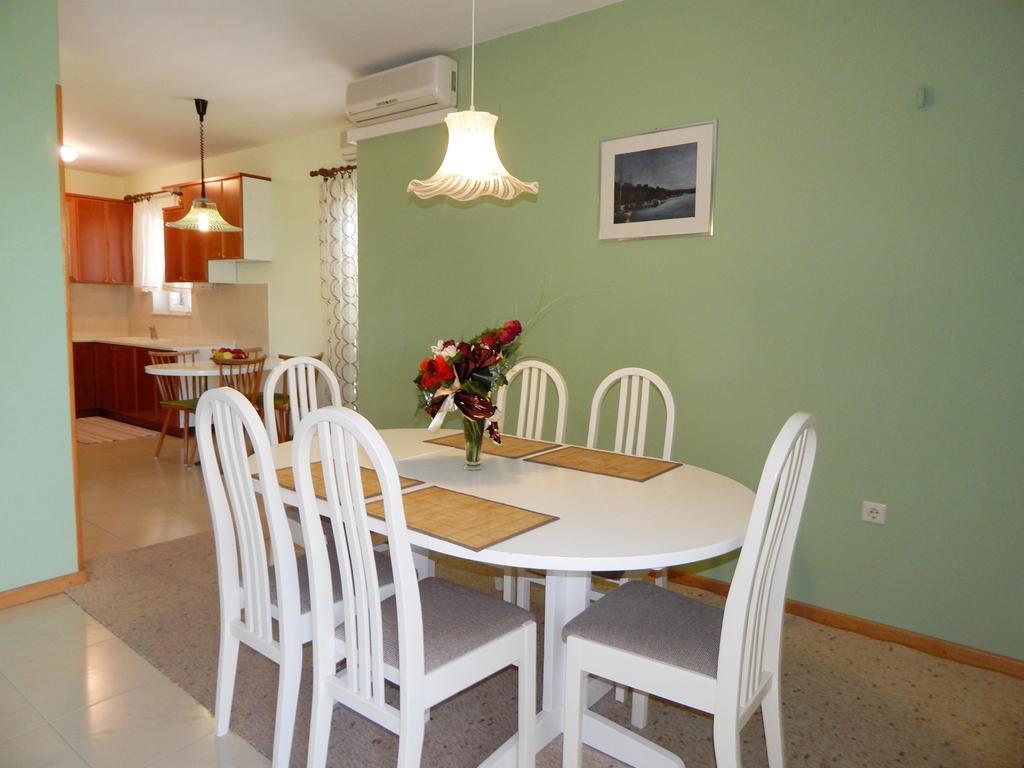 אומיס Villa Maristika חדר תמונה
